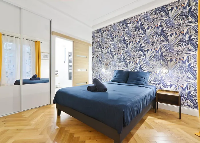 Apartment Arc De Triomphe Free Netflix