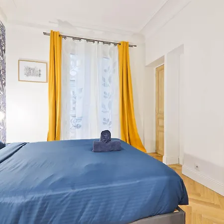 Apartment Arc De Triomphe Free Netflix